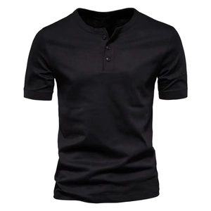 Detailansicht eines schwarzen Henley-T-Shirts mit klassischer Knopfleiste und Rippbündchen