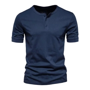Detailansicht des dunkelblauen Henley-T-Shirts mit drei Knöpfen und gerippter Textur