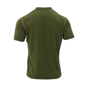 Détail du polo vert olive avec couture plate contrastée orange résistante au dos