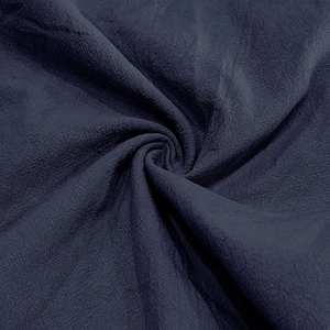 Detailopname van de marineblauwe linnen textuur met horizontale weving en zachte val