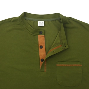 Détail du polo Henley vert olive avec patte contrastée et poche, tissu 95 % polyester