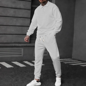 Ensemble blanc tricoté pour hommes avec polo à manches longues et pantalon à cordon serré