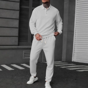 Ensemble polo blanc à manches longues et pantalon pour homme avec texture à chevrons