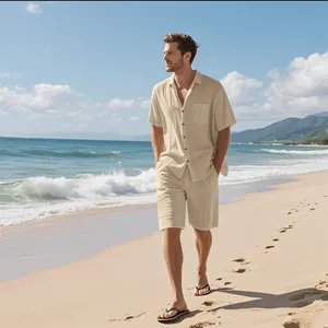 Detail von Herren Beige Leinenhemd und Shorts Set an einem sonnigen Strand