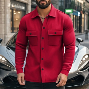 Vue détaillée d'une veste rouge pour homme avec boutons noirs et poches poitrine ajustées