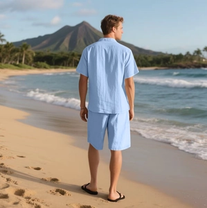 Rückansicht eines hellblauen Leinen-Sets für Herren mit Kurzarmhemd und Shorts am Strand