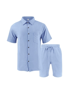 Nahaufnahme der hellblauen Leinenmischung Textur des Herren Sommerhemd und Shorts Sets