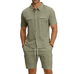 Details von Leinenhemd und Cargo-Shorts mit strukturierter Textur und Kordelzug am Bund