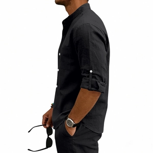 Herren Leinenhemd Detail mit Brusttasche, weißen Knöpfen und aufgekrempelten Ärmeln