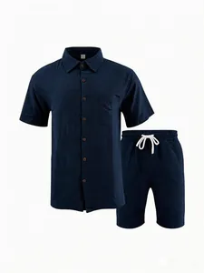 Detail von marineblauem Leinen-Set mit Kurzarmhemd und Shorts mit Kordelzugbund