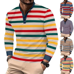Dettaglio di maglia Henley a maniche lunghe a righe multicolori con colletto abbottonato e polsini