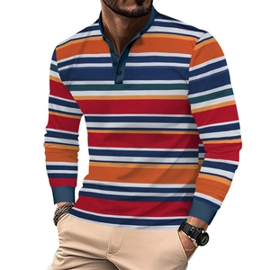 Dettaglio macro della maglia Henley a righe multicolori con colletto a bottoni e polsini