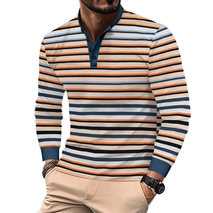 Dettaglio della finta a tre bottoni e della trama a righe della camicia Henley slim