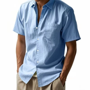 Camicia da uomo in cotone e lino azzurro a maniche corte con colletto a rever e tasca