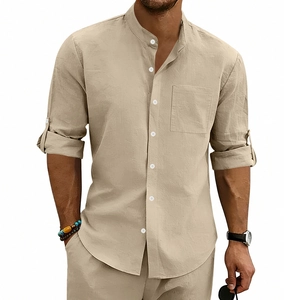 Nahaufnahme des khakifarbenen Leinenhemdes mit Stehkragen und praktischer Brusttasche