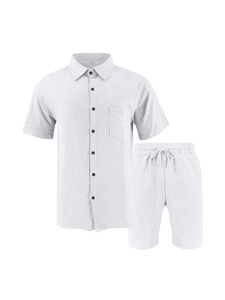 Detailansicht des weißen Leinen-Sets mit Polokragen-Hemd und Kordelzug-Shorts für Herren