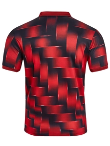 Polo da uomo con stampa 3D e trama geometrica sfumata rossa e nera sulla parte posteriore