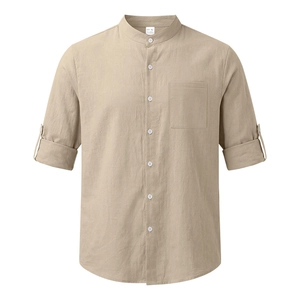 Detailaufnahme von Khaki-Leinenhemd mit Stehkragen und strukturierter Stoffoberfläche