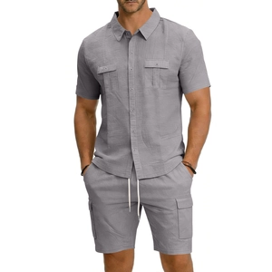 Detail der grauen Leinenstruktur an Herrenhemd und Cargo-Shorts mit mehreren Taschen