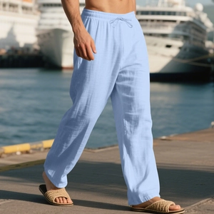 Details einer hellblauen Herren-Leinenhose mit elastischem Bund und Kordelzug
