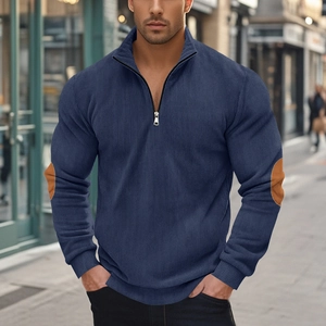 Detail eines marineblauen Sweatshirts mit Reißverschluss und braunen Ellbogen-Patches