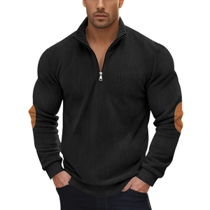 Detail eines schwarzen Rippstrickpullovers mit braunen Ellbogen-Patches und Stehkragen-Zipper
