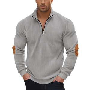 Detail von grauem Cord-Sweatshirt mit 1/4 Reißverschluss und braunen Ellenbogen-Patches