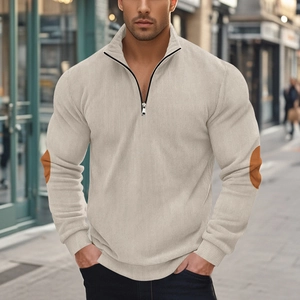 Detailansicht eines beigen Cord-Sweatshirts mit stilvollen braunen Ellbogen-Patches