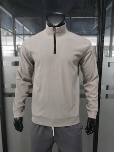 Detail der Cord-Struktur und des Metall-Reißverschlusses am Herren-Stehkragen-Sweatshirt
