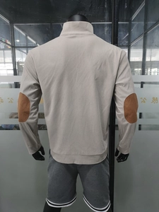 Herren-Sweatshirt mit vertikaler Cord-Textur und klassischen braunen Ellbogen-Patches