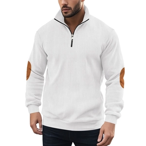 Detail eines weißen Cord-Sweatshirts mit Viertel-Reißverschluss und braunen Ellbogenschonern