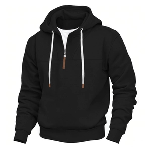 Felpa con cappuccio nera da uomo con mezza zip, coulisse bianche e raffinati dettagli in pelle