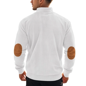 Rückansicht weißes Herren-Sweatshirt mit Rippstruktur und braunen Ellbogen-Patches