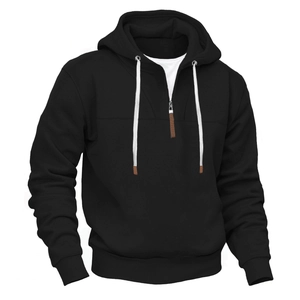 Dettaglio felpa con cappuccio nera a mezza zip con coulisse bianca e finiture in pelle