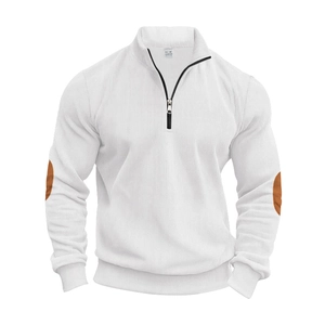 Detailansicht des weißen Cord-Sweatshirts mit braunen Ellbogenflicken und Metallreißverschluss