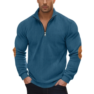 Detail eines navy-gerippten Herren-Troyer-Pullovers mit braunen Ellbogen-Patches