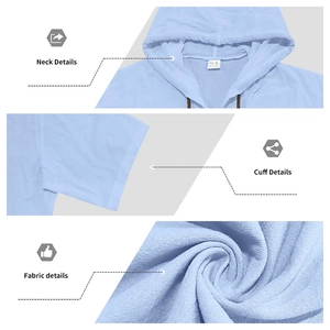 Dettaglio della camicia con cappuccio azzurra in tessuto stropicciato e coulisse sullo scollo