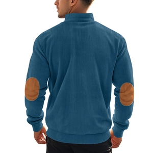 Detail eines blauen Cord-Sweatshirts mit braunen Ellbogen-Patches und Rippenstruktur