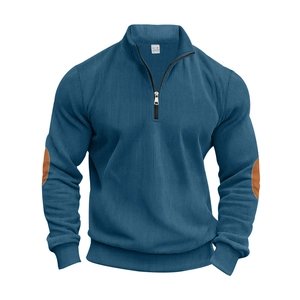 Detail des blaugrauen Cord-Sweatshirts mit braunen Ellbogen-Patches und halbem Reißverschluss