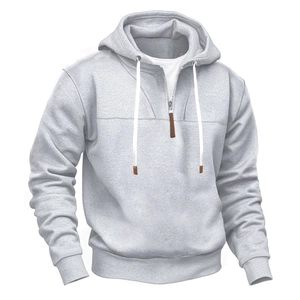 Dettaglio felpa grigia con cappuccio e mezza zip con coulisse bianche in contrasto