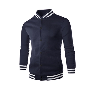 Vista dettagliata della giacca varsity blu navy da uomo con finiture a costine bianche