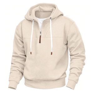 Vista dettagliata del colletto con zip a un quarto e coulisse su una felpa beige con cappuccio