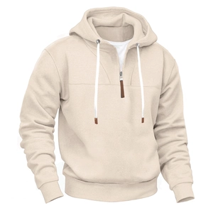 Dettaglio del colletto a mezza zip con coulisse e punta in pelle su felpa crema