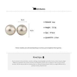 Détails des dimensions et spécifications des boucles d'oreilles en métal brossé de 4cm.