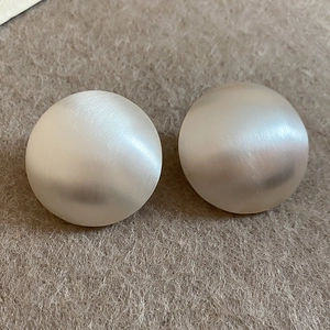 Vue détaillée de boucles d'oreilles clous géométriques en argent brossé fini mat