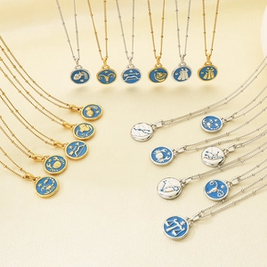 Vista detallada de doce collares de signos del zodiaco con colgantes redondos de esmalte.