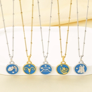Detalle de colgantes del zodiaco de acero inoxidable con esmalte azul y cadenas elegantes