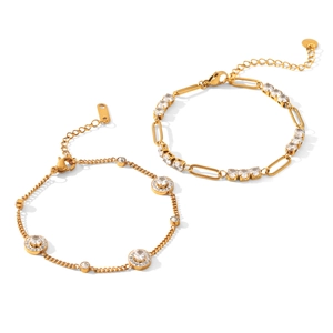 Elegante gouden titanium stalen armbanden met zirkonia details voor luxe damesstijl