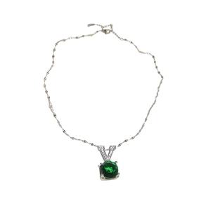 Elegante collana in argento con ciondolo a forma di V e uno zircone verde tondo