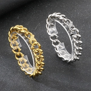 Détail des bracelets en acier titane à mailles gourmette avec fermoir serpent et clou.